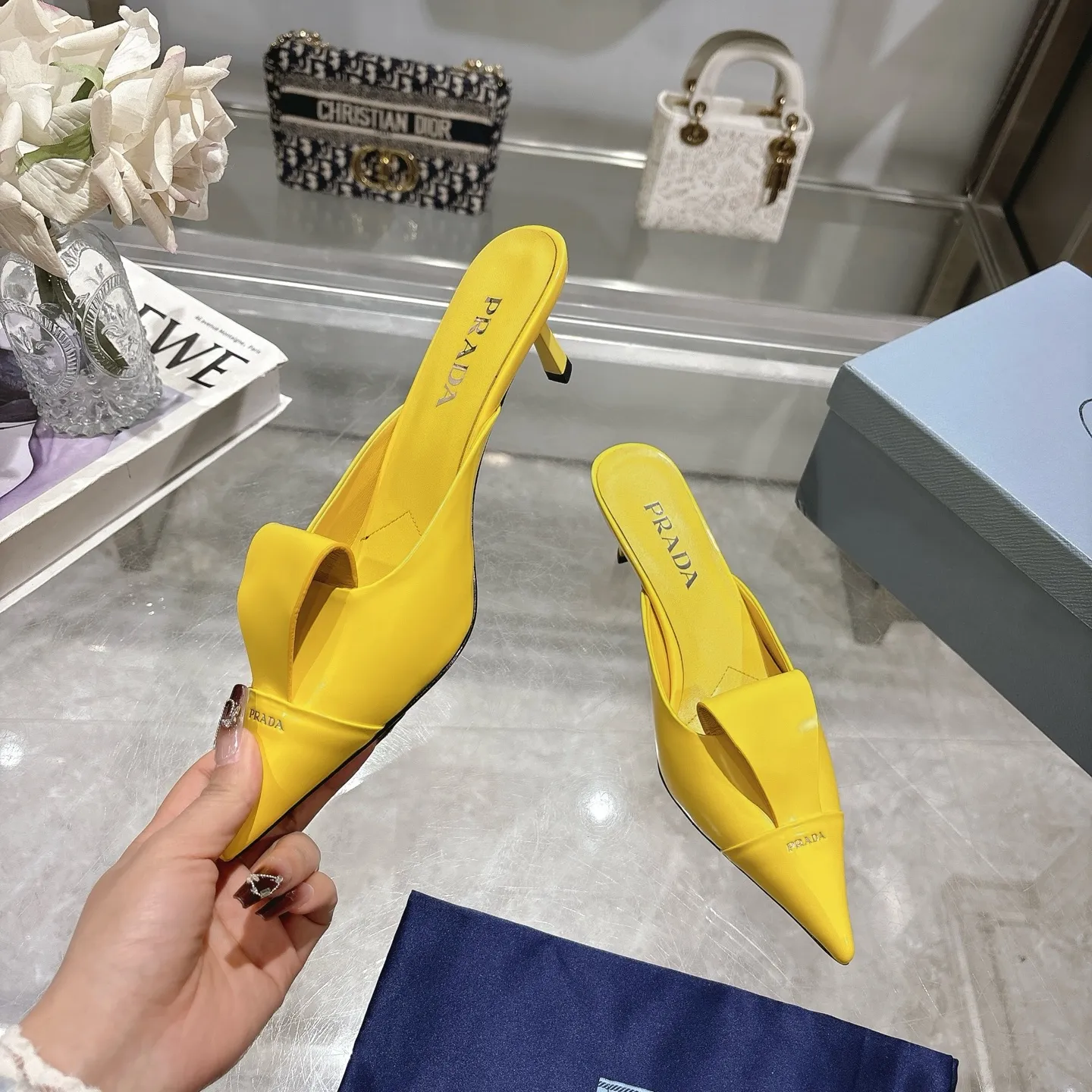👟👟Ex-factory price 540👟👟 PRADA* Prada 25ss spring and summer new Mary Jane pointed-toe high-heeled shoes fashion shoes. Purchased from the original version and developed 1:1, perfect details, comfortable on the feet, can be matched with beautiful spring and summer clothes, exquisite and durable 🤩 ✔Upper: original open edge beaded cowhide ✔Inner lining: sheepskin ✔Outsole: Italian leather outsole ✔Heel height: 5.5cm, 7.5cm ✔Number of yards: 35-40 (41 can be customized and non-refundable) ✔Packaging: original full set of packaging